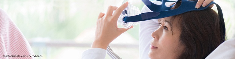 Eine CPAP Atemmaske misst die nächtlichen Atemaussetzer bei Schlafapnoe.