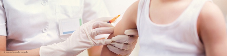 Arzt spritzt Kind im Rahmen der Auffrischungsimpfung einen 6-fach Impfstoff.