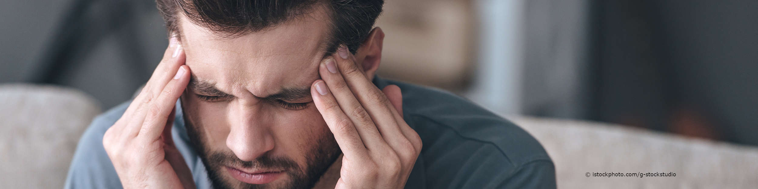 Spannungskopfschmerz durch Stress kann Frauen und Männer jeden Alters betreffen.