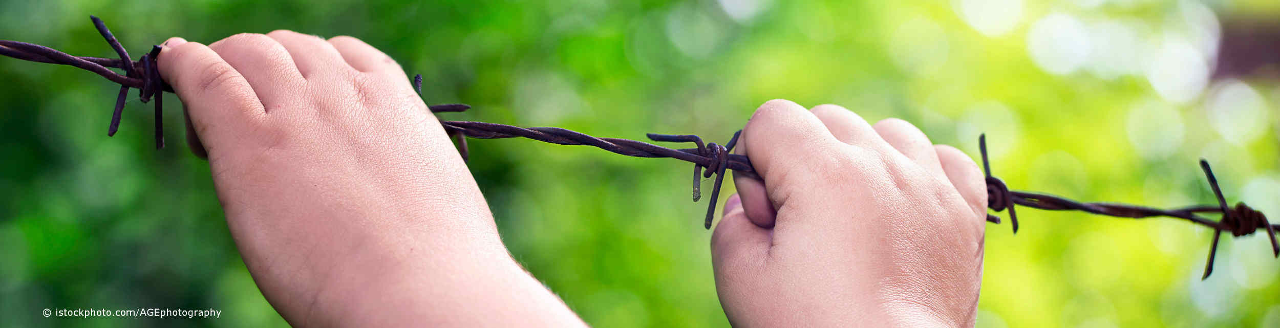 Am rostigen Zaun verletzt - jetzt ist es gut, gegen Tetanus geimpft zu sein.