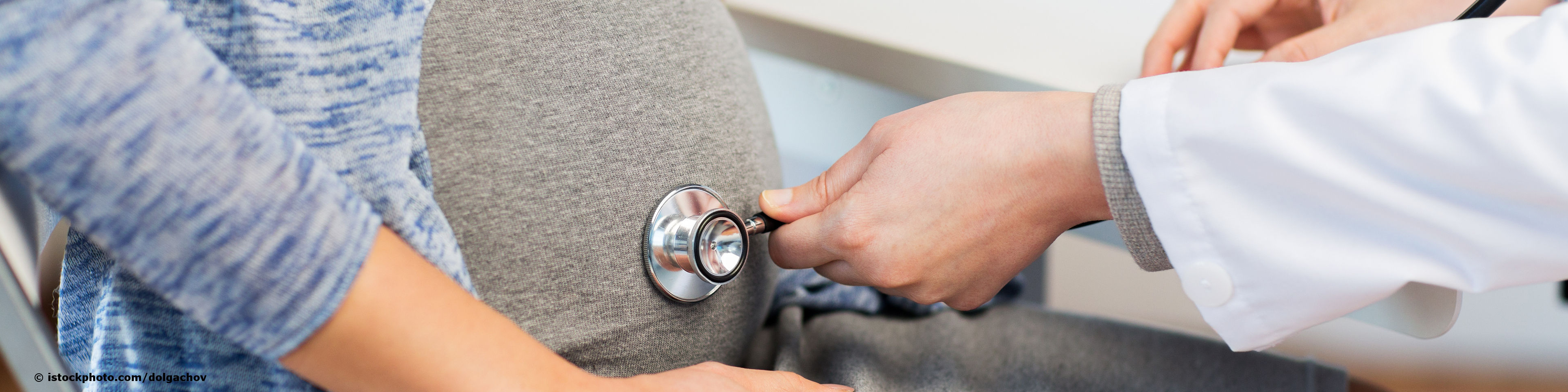 Ein bei docinsider registrierter Frauenarzt untersucht eine schwangere Frau, indem er ihren Babybauch abhört.