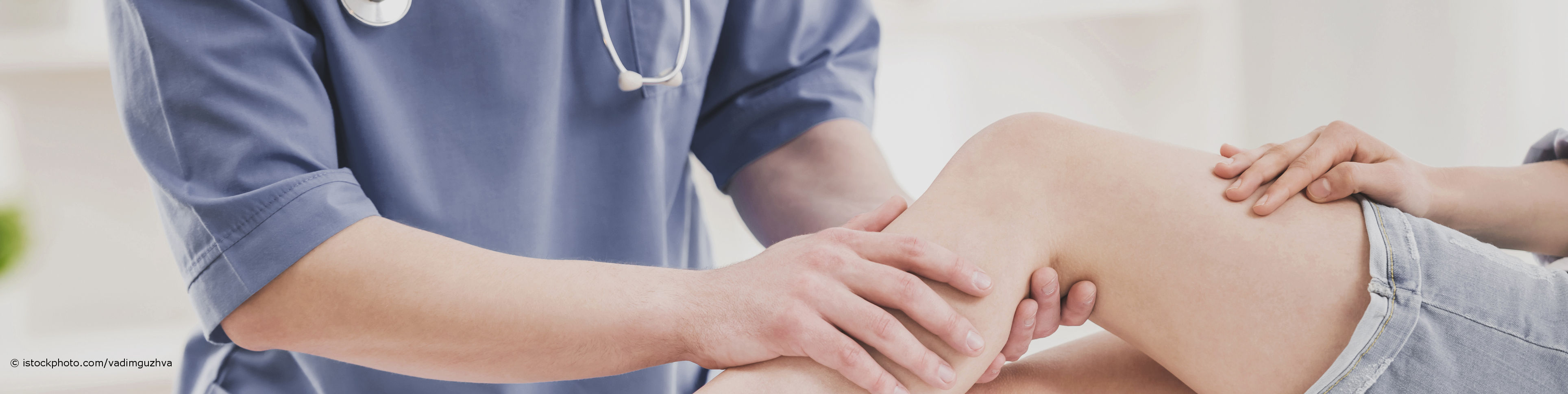 Ein auf DocInsider gefundener Facharzt für Orthopädie und Unfallchirurgie, kurz Orthopäde und Unfallchirurg, tastet das Knie einer Patientin mit Kniegelenksarthrose ab.