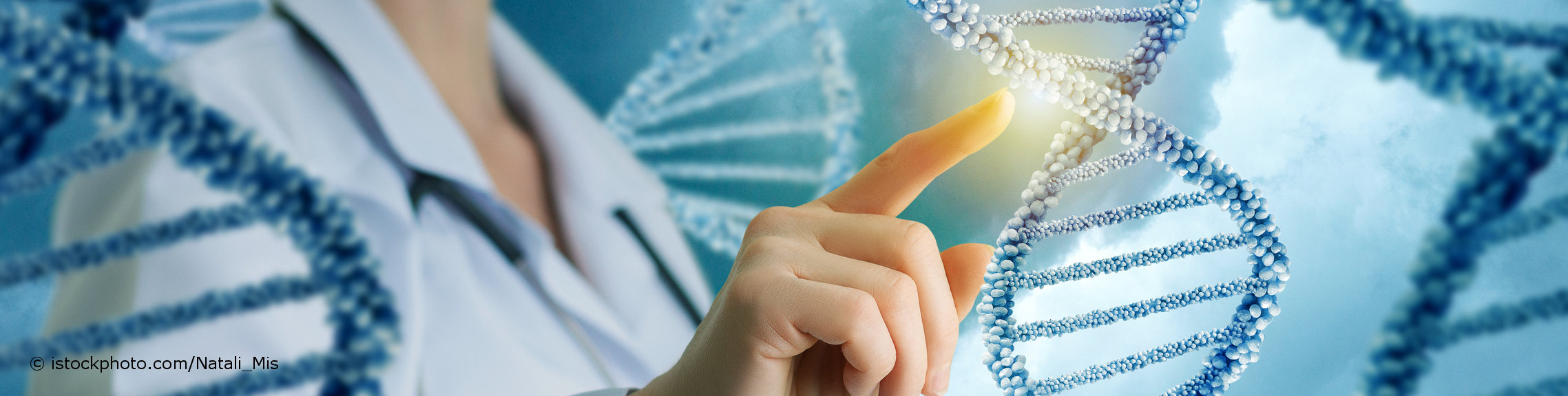 Fachärztin für Humangenetik zeigt auf ein Modell der DNA (Desoxyribonukleinsäure).